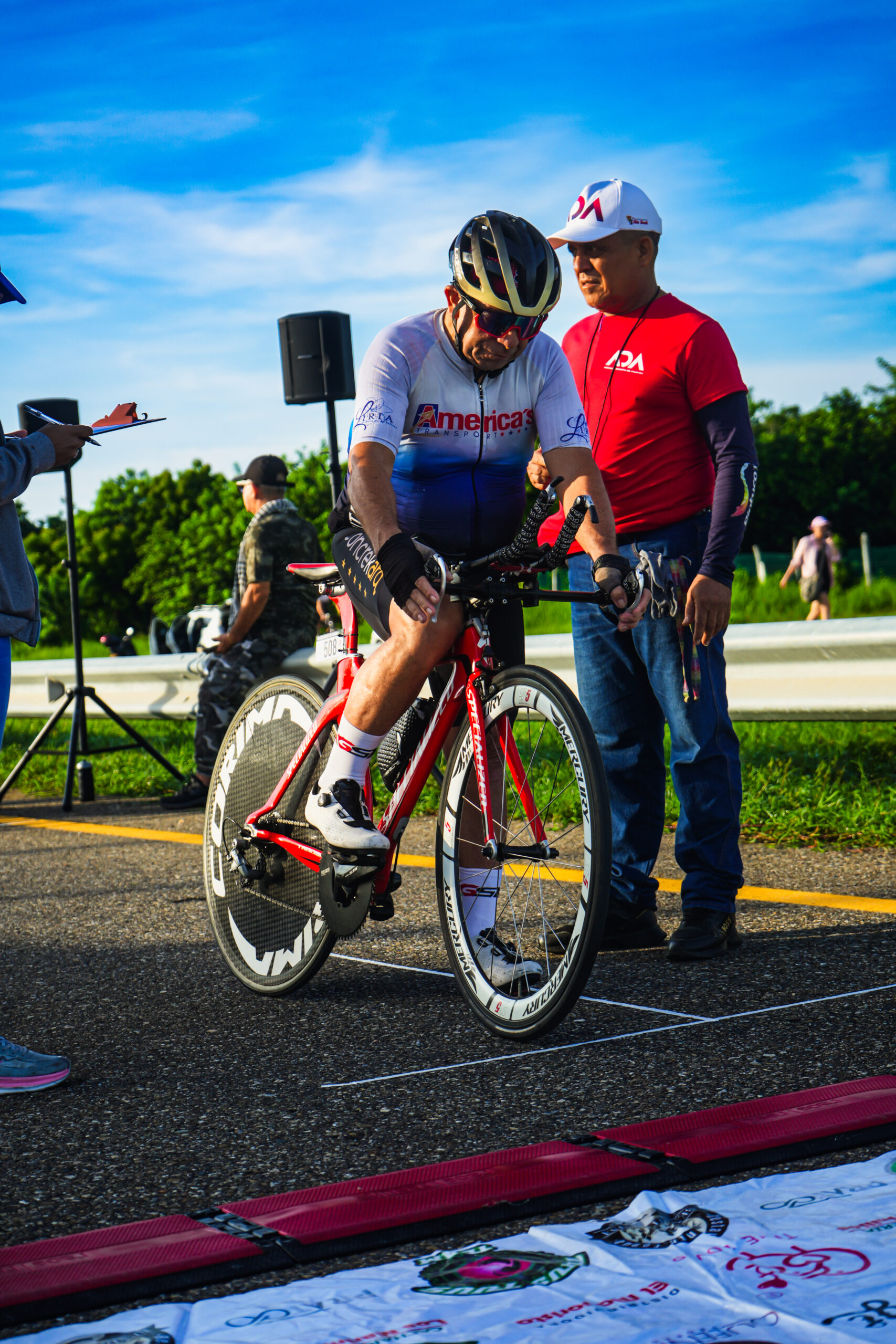 Ciclista subiendo montaña